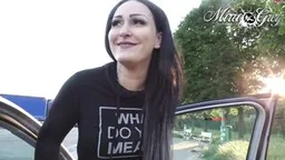 Trau' ich mich? Piss vor der ganzen Kolonne! mit Mira-Grey