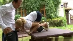 18 Jahre altes Mädchen und eine Milf Hausfrau teilen sich einen Schwanz